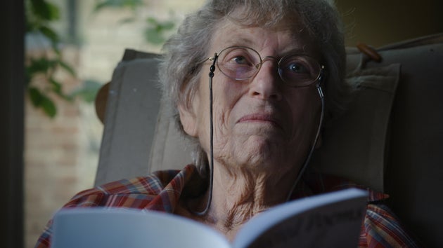 作品より。インタビューに応じるテッド・ホール氏の妻・ジョーン氏。