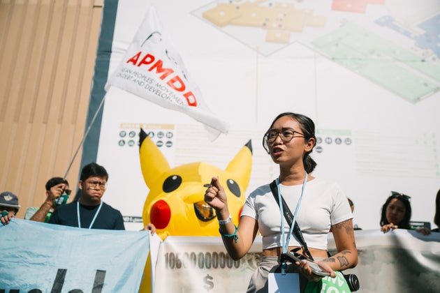 抗議活動でスピーチをするアリオラさん