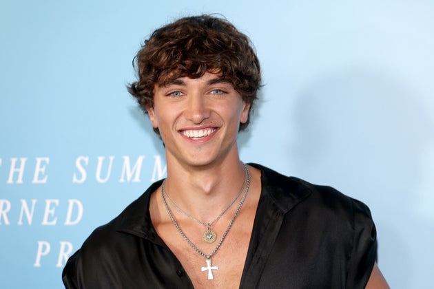 ダンキンドーナツの広告に出演している俳優ギャビン・カサレーニョさん＝2025年7月16日、アメリカ・ニューヨーク