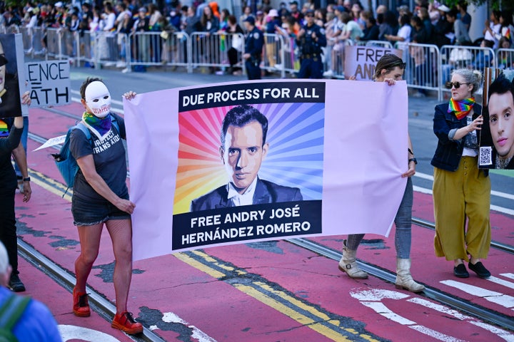 Los manifestantes llevan un letrero en apoyo de Andry Hernández durante el Desfile del Orgullo de San Francisco el 29 de junio de 2025.