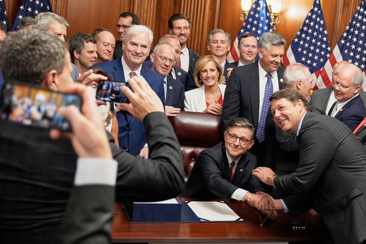 El presidente de la Cámara de Representantes, Mike Johnson (R-La.), Pose para una foto con sus compañeros republicanos después de firmar la factura de exenciones fiscales y recortes de gastos del presidente Donald Trump, el 3 de julio de 2025, en el Capitolio de Washington.