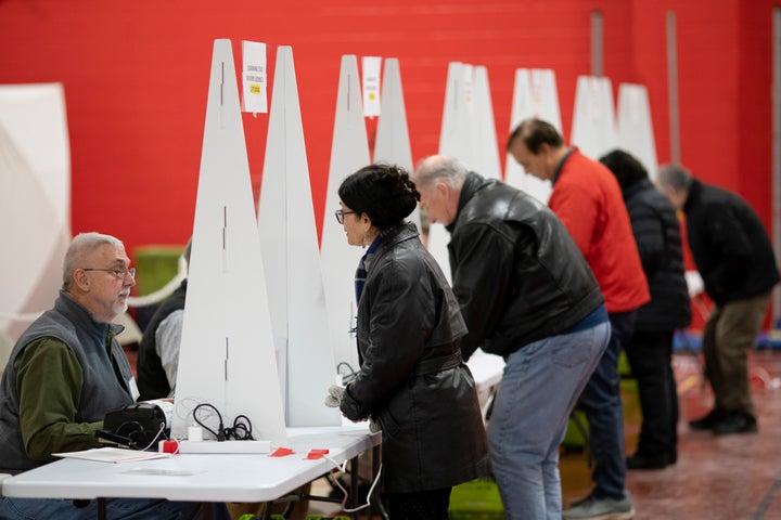Los votantes llegan a un lugar de votación en Derry, New Hampshire, para emitir su voto en las primarias presidenciales del estado, el 23 de enero de 2024.