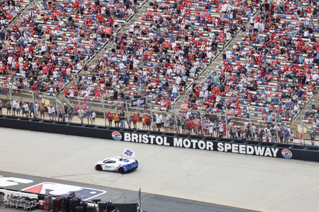 MLBスピードウェイ・クラシック。ホームランカーによるトラック走行が、ブレーブスとレッズの試合で行われた（2025年8月3日、テネシー州ブリストルのブリストル・モーター・スピードウエー）