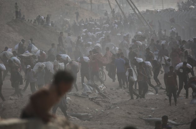 イスラエルによる攻撃と封鎖が続きガザ全域で飢餓が深刻化する中、わずかな食料を求めてネツァリム回廊に殺到するパレスチナの人々（2025年8月4日）