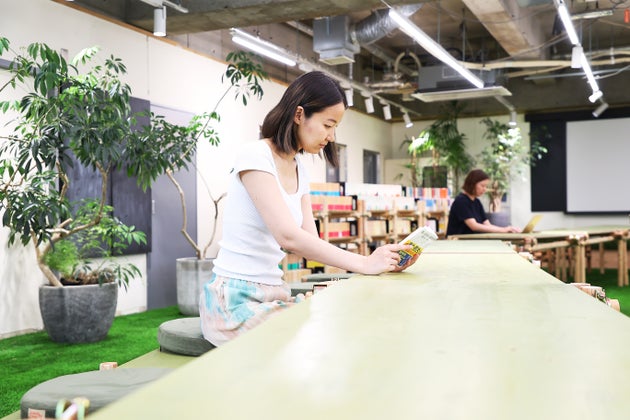 宇野書店は無人販売。訪れた人が自由に本を読むことができる