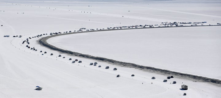 Por décadas, a superfície branca plana e de vidro atraiu motoristas de toda a procura de estabelecer novos recordes mundiais de velocidade da terra e fãs de motocicletas e carros para assistir.