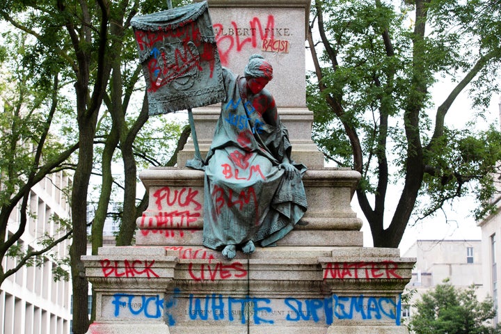 A base da estátua de um general confederado, Albert Pike, que foi derrubado em junho de 2020 em meio a manifestações anti-racismo após o assassinato da polícia de George Floyd.