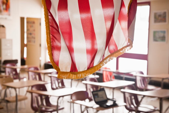 Orang tua juga membunyikan alarm tentang bagaimana keputusan yang membatasi inklusivitas menempatkan ketegangan lebih lanjut di sekolah umum. 