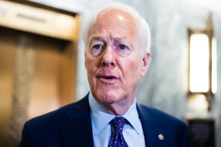 O senador John Cornyn fala com os repórteres em 18 de junho de 2025.