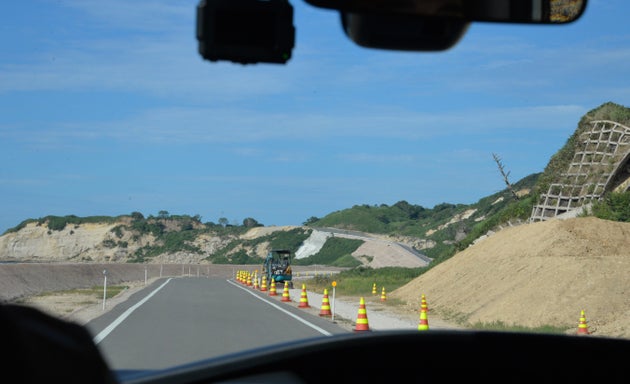 地震で隆起した海岸を利用して作られた道路（2025年7月20日）
