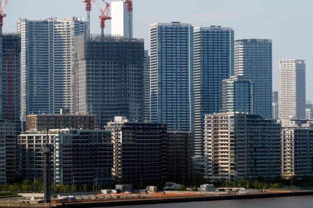 東京五輪・パラリンピック選手村として使用されたあと分譲された「晴海フラッグ」と林立する高層マンション（2024年6月1日）