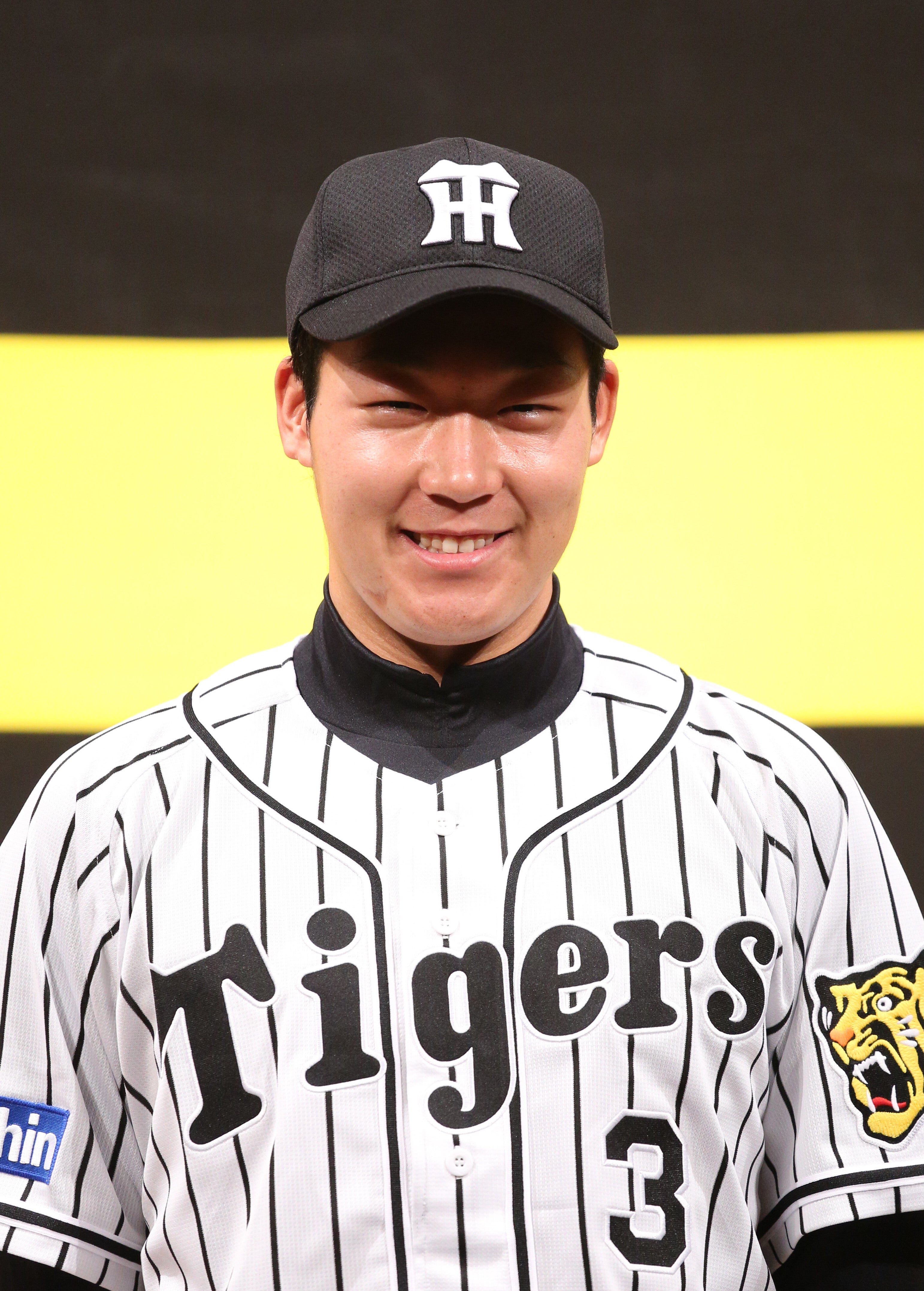 画像】【甲子園】横浜隼人高校のユニフォームが「阪神そっくり