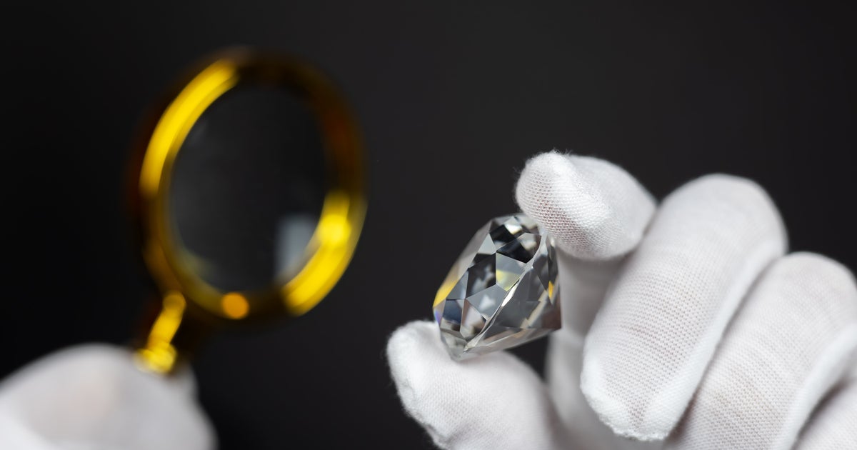 制作時間100時間。色鉛筆で描かれたリアルすぎるダイヤモンドに