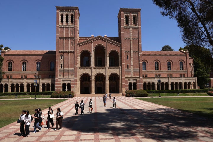 Os alunos andam pelo Dickson Plaza contra um cenário de Royce Hall no campus da UCLA em Westwood em 7 de agosto de 2025. (Genaro Molina/Los Angeles Times via Getty Images)