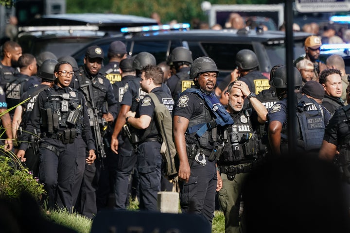 A aplicação da lei é vista perto da sede global dos Centros de Controle de Doenças (CDC) durante um incidente ativo de atirador em 8 de agosto de 2025 em Atlanta, Geórgia. (Foto de Elijah Nouvelage/Getty Images)