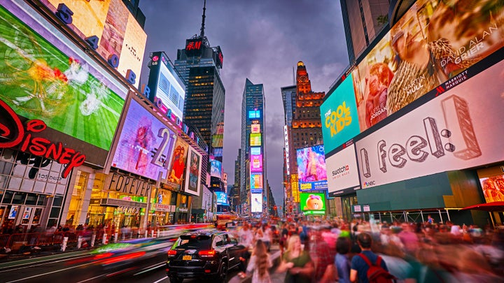 Três pessoas foram feridas em um tiroteio na Times Square da cidade de Nova York nas primeiras horas da manhã de 9 de agosto.