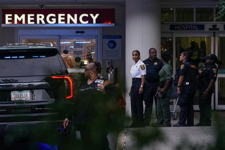 O pessoal da aplicação da lei é visto fora da entrada de emergência do Hospital Emory após um incidente ativo de atirador em 8 de agosto de 2025 em Atlanta, na Geórgia. (Foto de Elijah Nouvelage/Getty Images)
