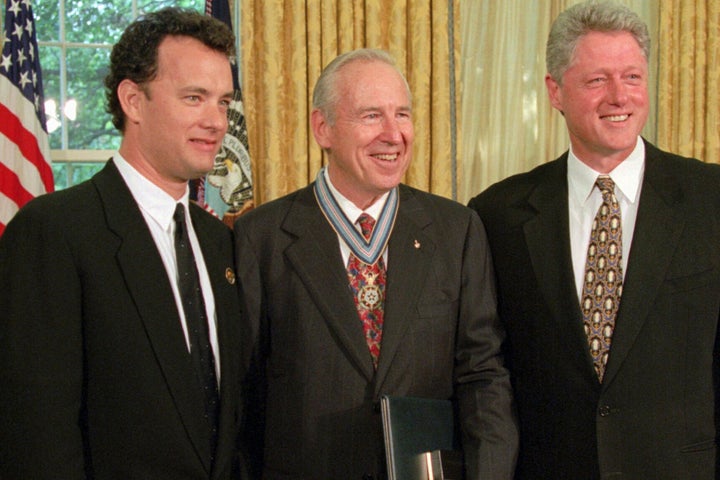 Hanks, Lovell e o então presidente Bill Clinton durante um evento honorário da Casa Branca em 1995.