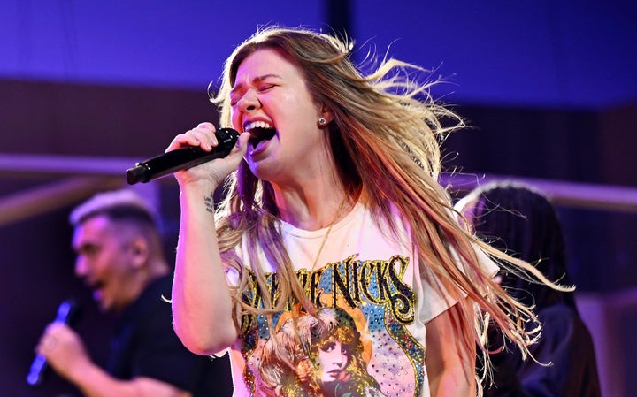 Kelly Clarkson Overtly Cried Onstage Simply Days Earlier than Ex-Husband’s Loss of life – The Boston Courier Kelly Clarkson Overtly Cried Onstage Simply Days Earlier than Ex-Husband’s Loss of life – The Boston Courier