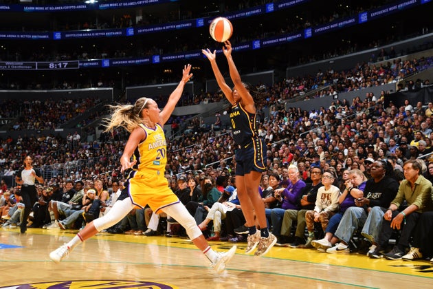 カリフォルニア州ロサンゼルスで行われたWNBAインディアナ・フィーバーとロサンゼルス・スパークスの試合（2025年8月5日）