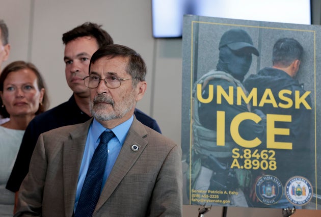 マサチューセッツ州ボストンで開かれた全米州議会連盟でICE捜査官の覆面を禁止する州法案を支持する議員ら（2025年8月5日）