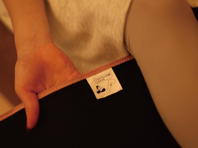 取付目印をひざの裏側に合わせて巻くだけで、簡単に装着できる