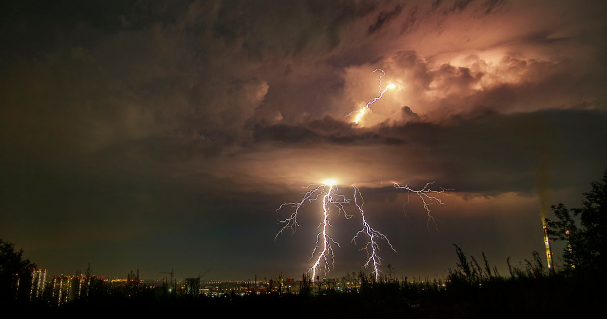 雷落下。爆発と火柱が上がる瞬間をドライブレコーダーが捉えた。米警察
