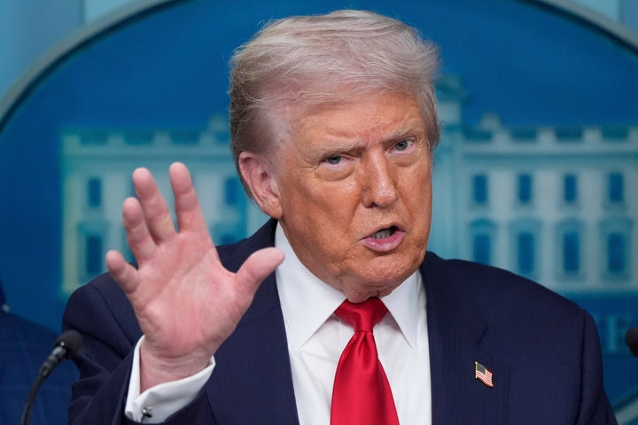 The former White House photographer shares 2 theories about Trump who hides the portrait of Obama 1 According to reports, President Donald Trump ordered White House employees to transfer the portrait of former President Barack Obama to a less prominent place.