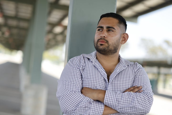 Brian Gavidia, cidadão dos EUA, se sente culpado por votar no presidente Donald Trump depois de reivindicar que os agentes da patrulha de fronteira o impediram porque ele é latino.