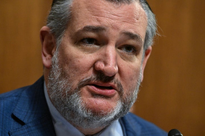 O senador Ted Cruz (R-Tex.) Foi criticado pelo comediante Hasan Mabej e pelo ex-representante dos EUA Beto O'Rourke (D-Texas) como um 