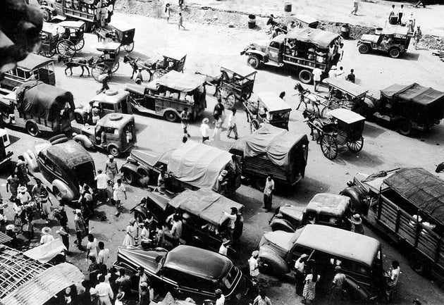 1945年の終戦後に撮影されたマニラの様子。マニラ市街戦で焦土となった街も少しずつ活気を取り戻し、通りにはフィリピンの馬車カレッサや米軍のジープが走っている。