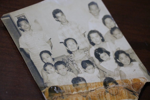 中段中央が母・ペルペトゥアさん。その左側で子どもを抱き座るのが植田さん