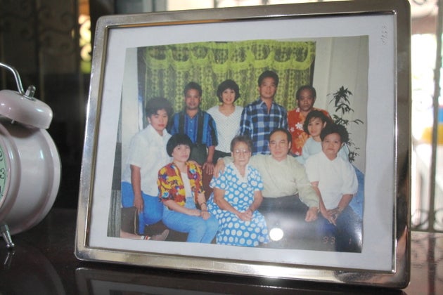 自宅に飾られた家族写真。下段中央が植田さん