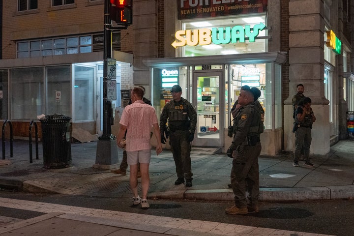 Washington, DC - 10 de agosto: Um homem, que mais tarde foi preso. Para agredir a aplicação da lei com um sanduíche, interage com os agentes da Patrulha de Fronteiras e do FBI ao longo do corredor da U Street em 10 de agosto de 2025, em Washington, DC. O presidente dos EUA, Donald Trump, ordenou um aumento da presença de aplicação da lei federal a Washington, DC, em um esforço para conter o crime. (Foto de Andrew Leyden/Getty Images)