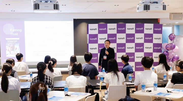 榎本忠行さんによる座学形式のセッションの様子。有志で集まった従業員がイベントを運営・開催し、ボランティアとして参加した社員も含め、総勢約50人が参加した。当日は24人の高校生が会場のオフィスを訪れた