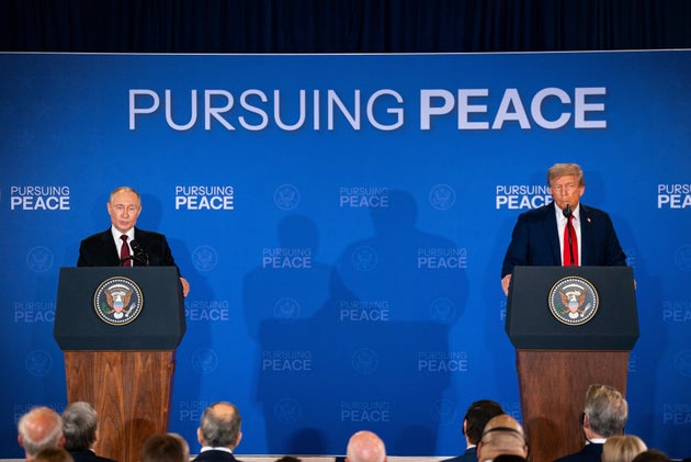 アラスカ州アンカレッジのエルメンドルフ・リチャードソン統合基地で記者会見したロシアのプーチン大統領（左）とアメリカのトランプ大統領（2025年8月15日）