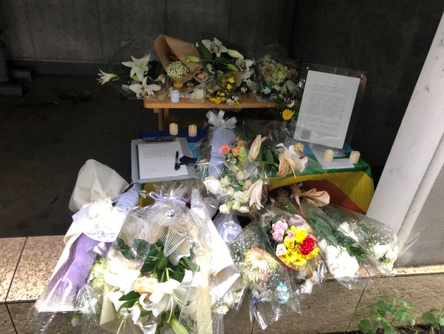 一橋大学の国立キャンパスに設置された献花台とメッセージを残すノート