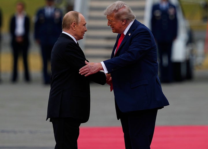 Trump greets Putin in the asphalt in the joint base of the USA. UU. The MENDORF-RICHARDSON IN ALASKA.