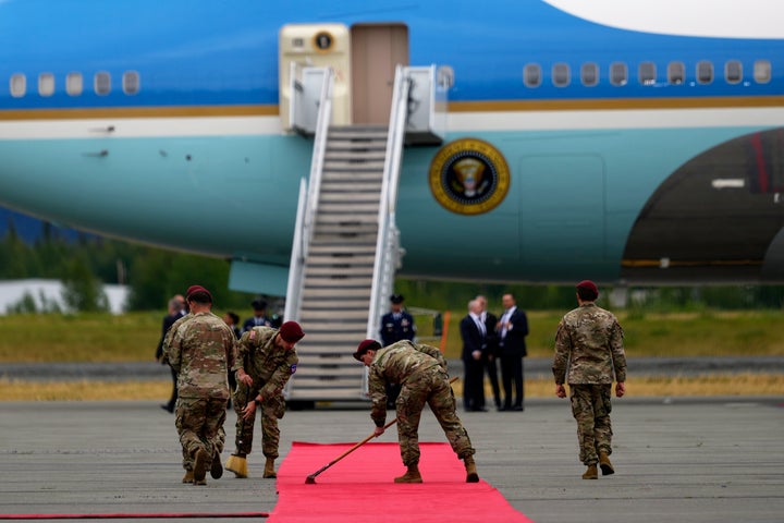 O tapete vermelho é limpo antes que o presidente Donald Trump passe da Força Aérea One, sexta-feira, 15 de agosto de 2025, na base conjunta Elmendorf-Richardson, no Alasca, antes de se encontrar com o presidente da Rússia, Vladimir Putin.