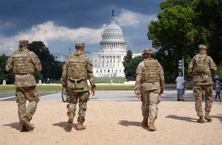 Patrulha dos Soldados da Guarda Nacional do Distrito de Columbia no National Mall, quinta -feira, 14 de agosto de 2025, em Washington. O Capitólio dos EUA é visto à distância. (AP Photo/Jacquelyn Martin)