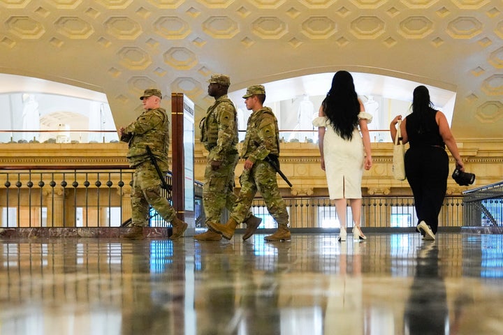 Patrulha dos Soldados da Guarda Nacional do Distrito de Columbia dentro da Union Station, sábado, 16 de agosto de 2025, em Washington. (AP Photo/Julia DeMaree Nikhinson)