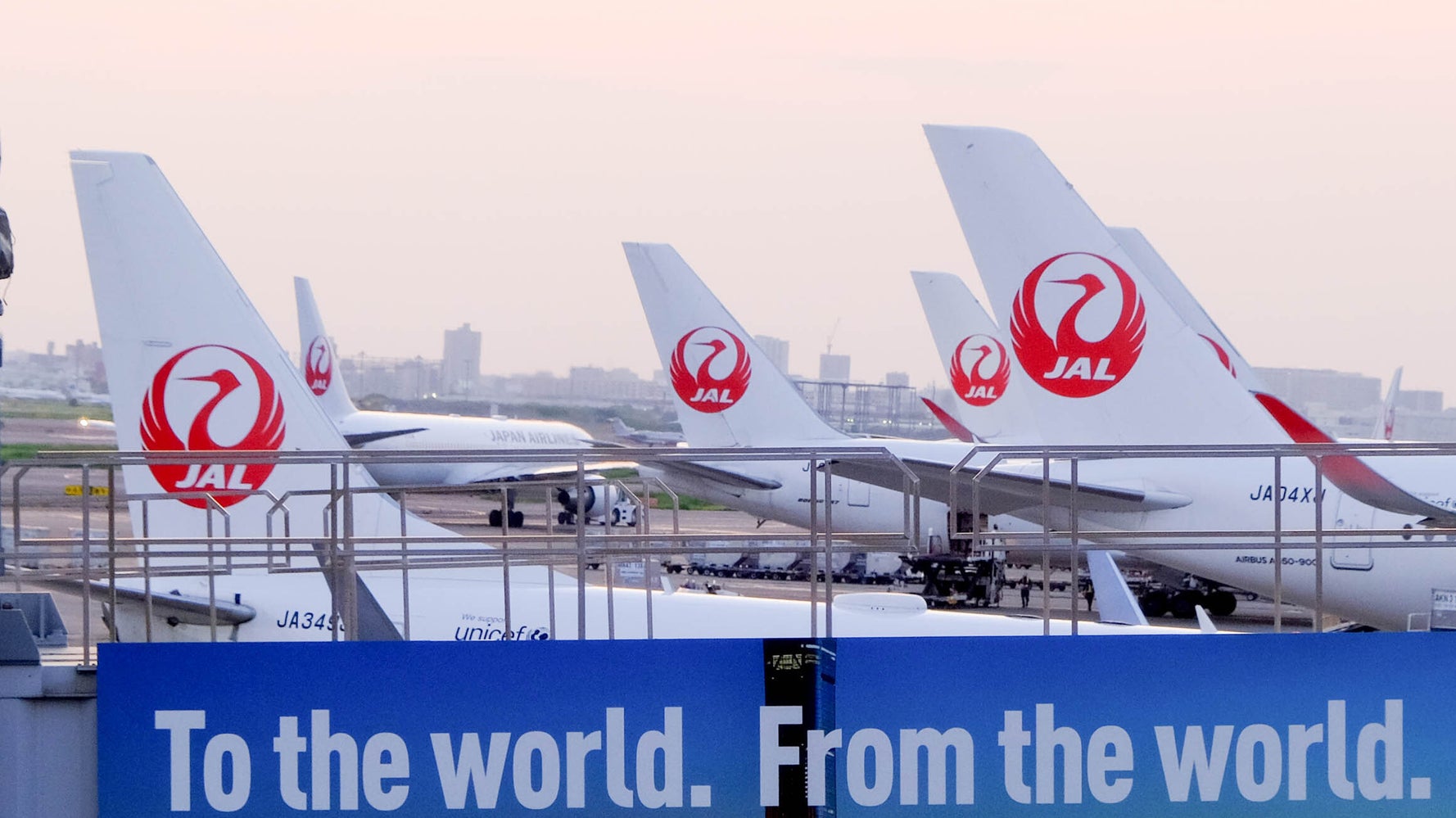 JAL×ヘラルボニーの飛行機内アメニティキットが「お洒落すぎる」と話題