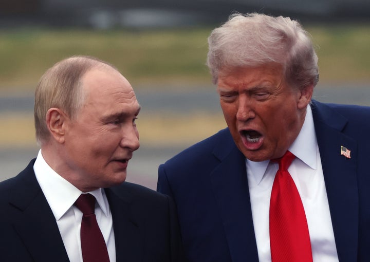 The president of the United States, Donald Trump, welcomes the Russian President Vladimir Putin to the Joint base ELMENDORF-RICHARDSON on August 15, 2025 in Anchorage, Alaska.