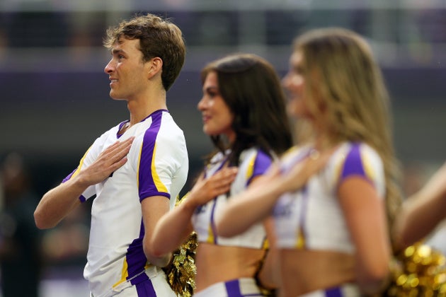 ミネソタ州ミネアポリスで開かれたNFLニューイングランド・ペイトリオッツ対ミネソタ・バイキングスの試合前に、国歌斉唱を見守るチアリーダー。左が新加入のルーイ・コンさん（2025年8月16日）