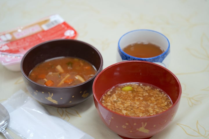 この日提供された「冬瓜のそぼろ煮」と「味噌ストローネ」。