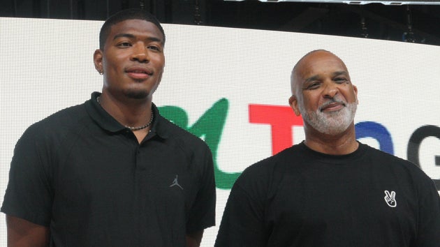 八村塁選手（左）とフィルハンディコーチ（右）