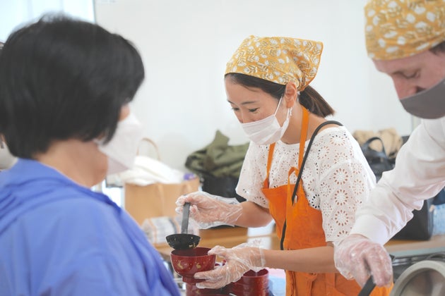 都営住宅で食事が提供される様子