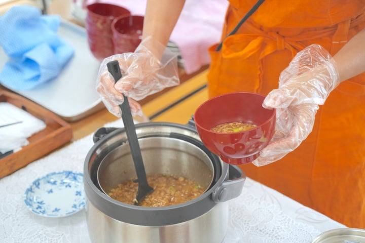 「かんしょくプロジェクト」で食事が提供される様子