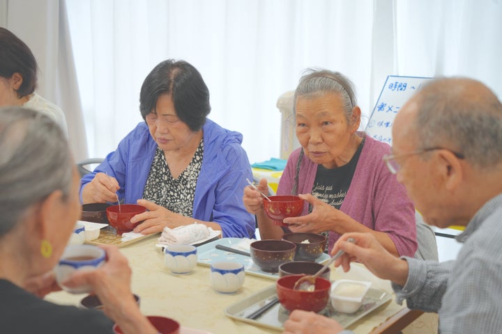 都営住宅の集会所で食事を楽しむ住人たち