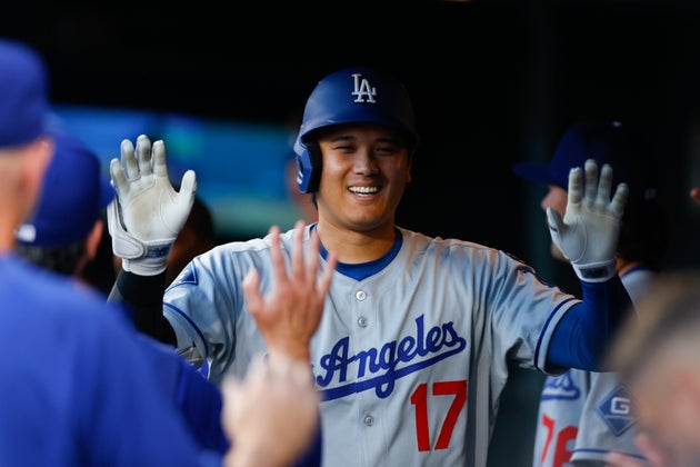 現地時間8月19日にロッキーズ戦で44号ソロホームランを放ち、ベンチで祝福される大谷翔平選手